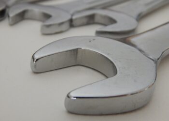 Avoid Injury and Damage: Simple Toolbox Safety Tips